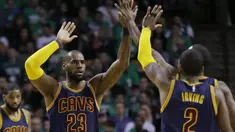LeBron James (23) memberikan salam kepada  rekan-rekannya saat melawan Boston Celtics pada Gim kelima final NBA Wilayah Timur di TD Garden, Boston, (25/5/2017). (AP/Elise Amendola)