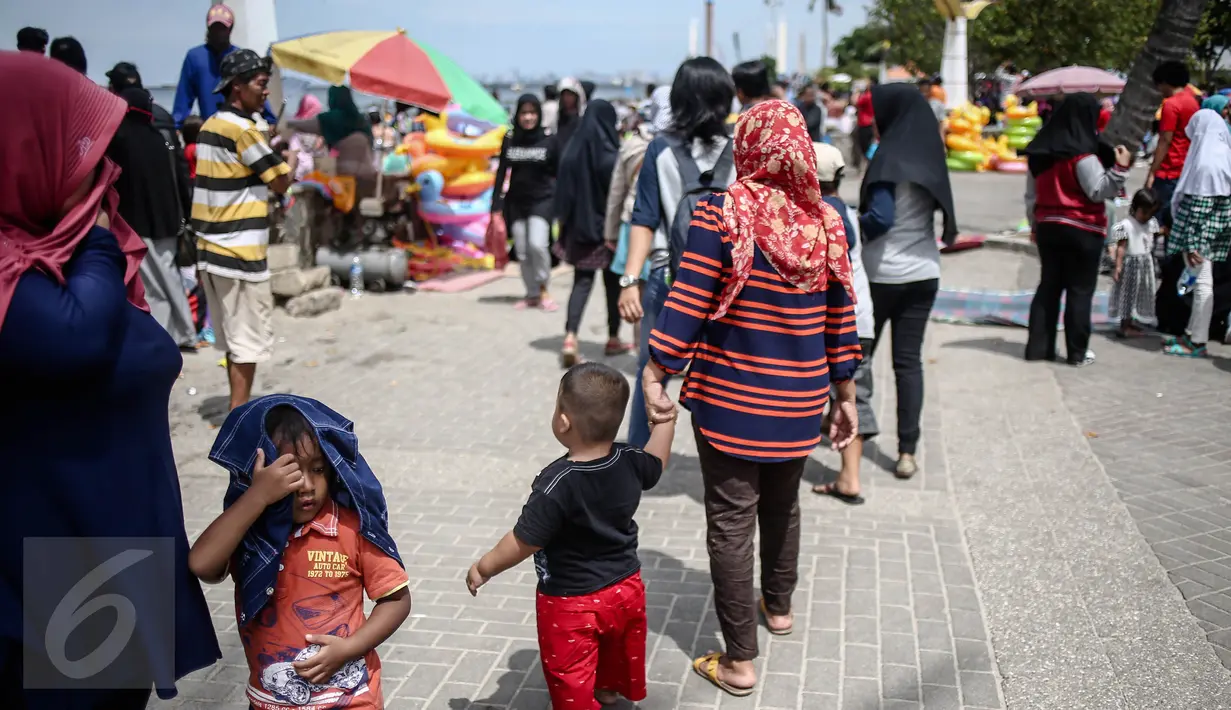 Bertepatan libur panjang, yang juga Hari Raya Natal 2016 dan menjelang perayaan Tahun Baru 2017, Taman Impian Jaya Ancol menjadi sasaran masyarakat untuk mengisi waktu libur bersama keluarga, Jakarta, Minggu (25/12). (Liputan6.com/Faizal Fanani)
