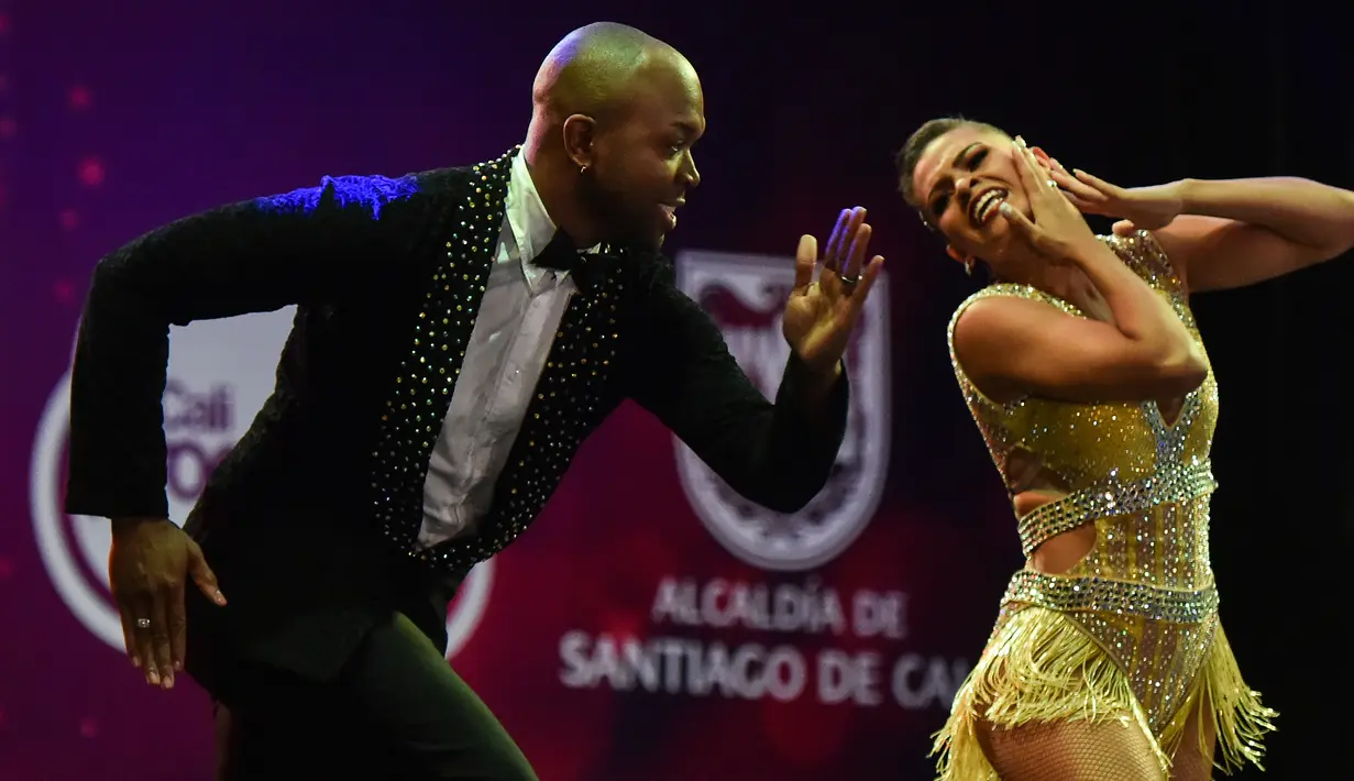 Penari salsa Kolombia, Jermmy Largacha (kiri) dan Daniela Leon Tascon tampil dalam kategori Salsa Style Line di Festival Salsa Dunia XII, di Cali, Kolombia (30/9). (AFP Photo/Luis Robayo)