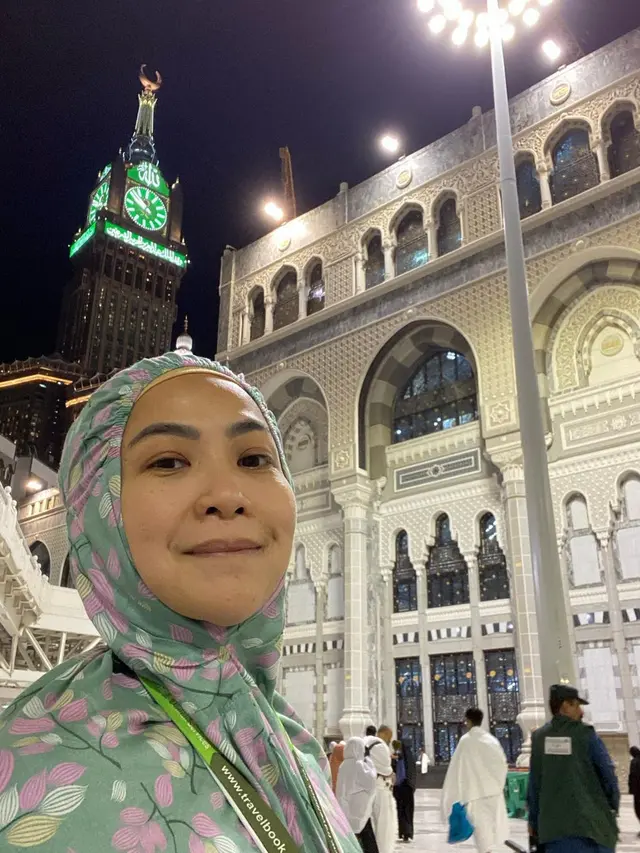 Usai Jalani Umroh, Ini Potret Feni Rose yang Menawan dengan Pakai Hijab