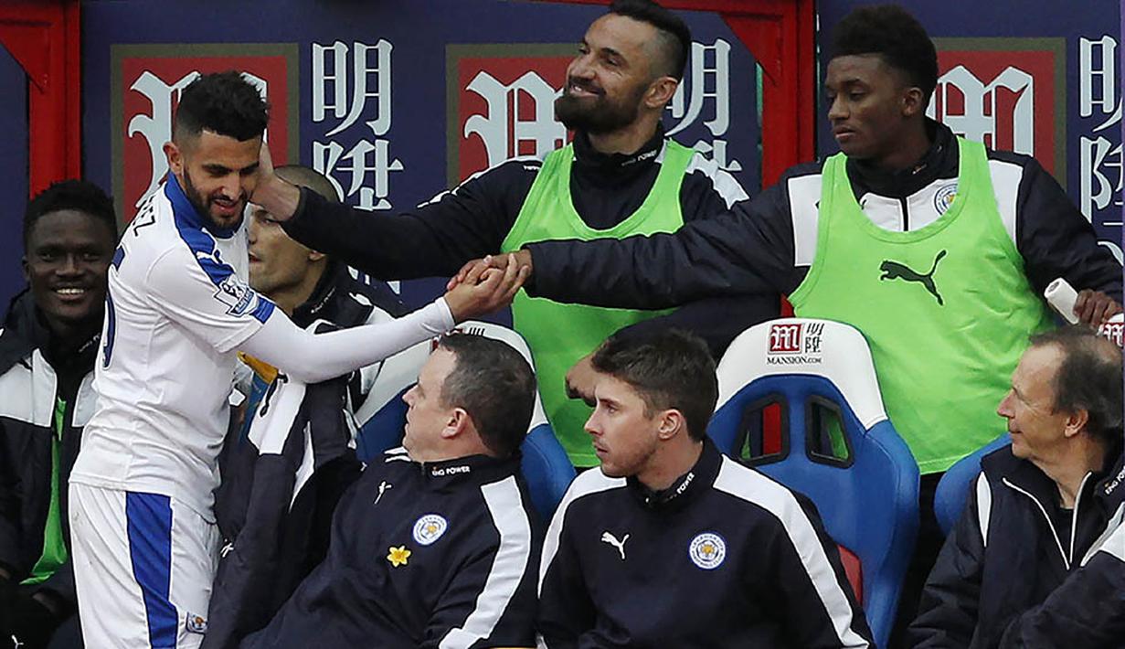Penyerang Leicester, Riyad Mahrez, bersalaman dengan rekan-rekan setimnya usai laga melawan Crystal Palace pada laga Liga Premier Inggris di Stadion Selhurst Park, London, Sabtu (19/3/2016). Crystal Palace takluk 0-1 dari Leicester. (AFP/Adrian Dennis)