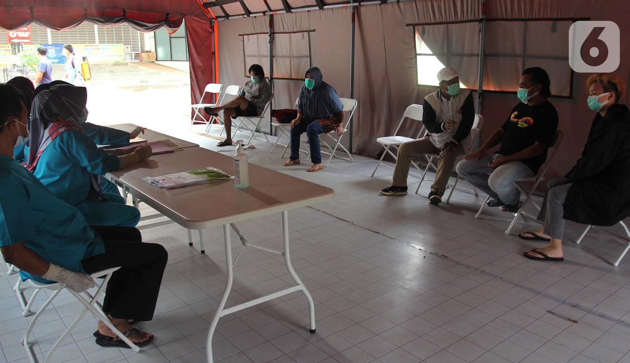 Warga dikumpulkan sebelum pulang usai menjalani isolasi mandiri bagi pasien positif  OTG di Rumah Lawan Covid-19 Tangerang Selatan, Jumat (1/1/2021). Rumah Lawan Covid-19 (RLC) Tangsel menerapkan daftar tunggu bagi pasien yang hendak dikarantina. (merdeka.com/ Arie Basuki)