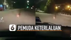 Beredar video aksi pemuda menakut-nakuti seekor anjing dengan mobil. Hingga anjing itu lari-lari ketakutan.