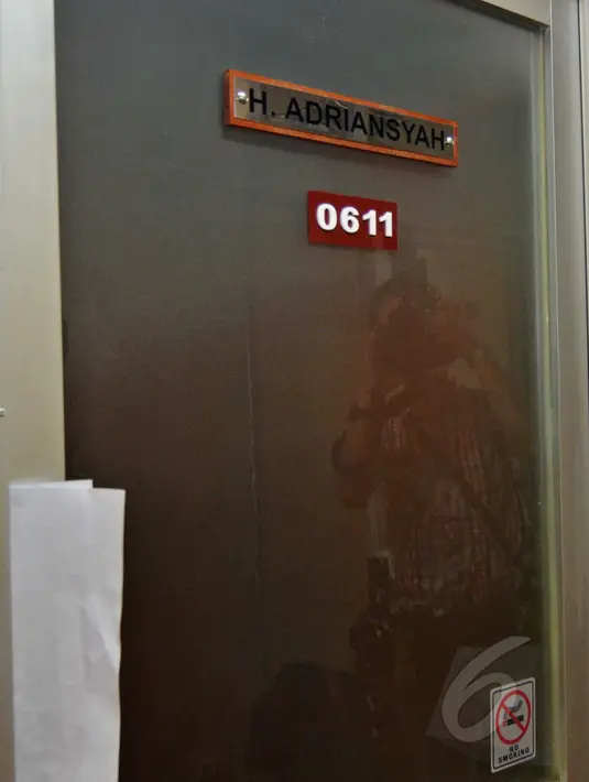 Sejumlah Pewarta foto mengambil gambar ruangan anggota Fraksi Partai PDI-P Adriansyah di lantai 6 gedung Nusantara I, Kompleks Parlemen, Senayan, Jakarta, Jumat (10/4/2015). Ruangan tampak sepi dan gelap. (Liputan6.com/Andrian M Tunay)
