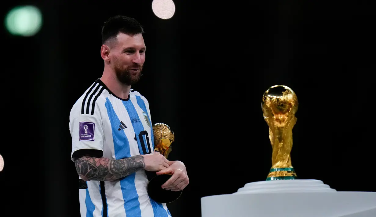 Pemain Argentina Lionel Messi memegang trofi penghargaan Bola Emas usai melawan Prancis pada pertandingan sepak bola final Piala Dunia 2022 di Stadion Lusail, Lusail, Qatar, 18 Desember 2022. Lionel Messi dinobatkan sebagai peraih Bola Emas atau Golden Ball sebagai perlambang pemain terbaik selama Piala Dunia 2022 setelah memimpin Argentina menaklukkan Prancis dalam babak final. (AP Photo/Petr David Josek)