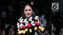 Artis Sandra Dewi memperagakan busana kolaborasi antara Disney dan Matahari pada Jakarta Fashion Week 2019 di Senayan City, Selasa (23/10). Dalam penampilannya, Sandra Dewi mengenakan busana dengan ornamen boneka Mickey Mouse. (Liputan6.com/Faizal Fanani)