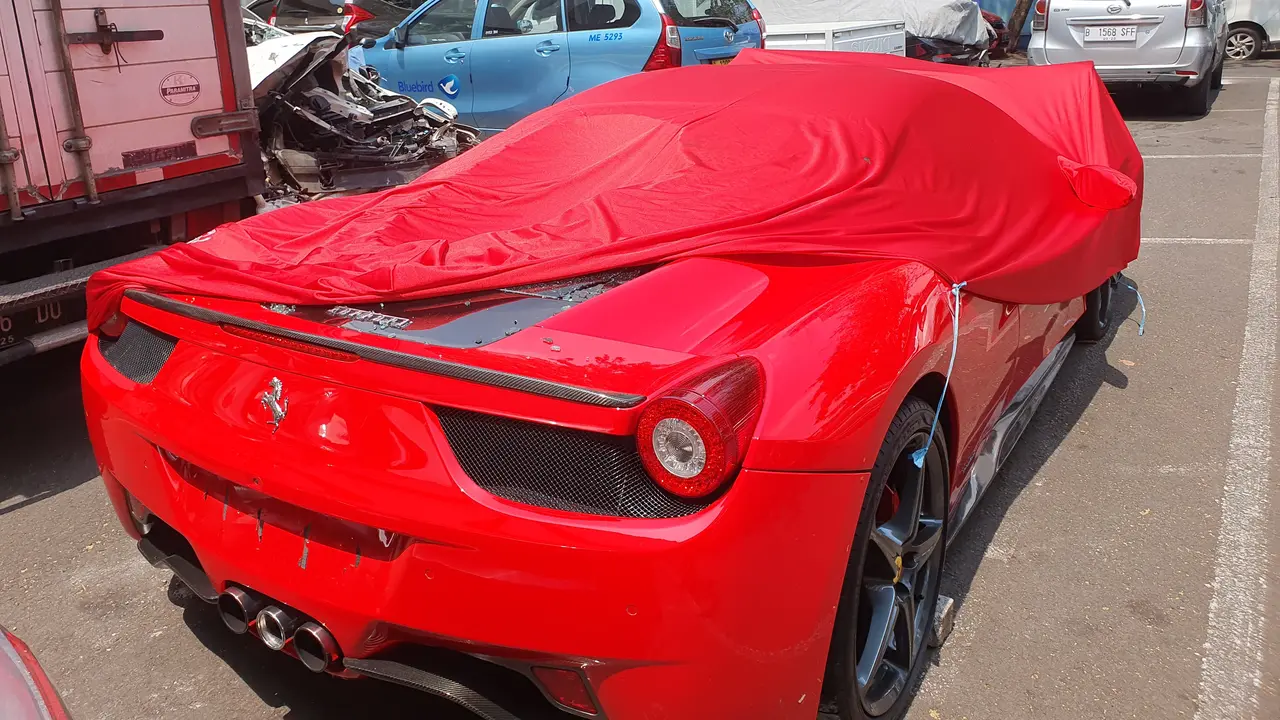 Polisi tetapkan pengemudi Ferrari RAS (29) sebagai tersangka terkait kecelakaan yang terjadi di Jalan Jendral Sudirman, Jakarta Selatan, pada Minggu (8/10/2023).