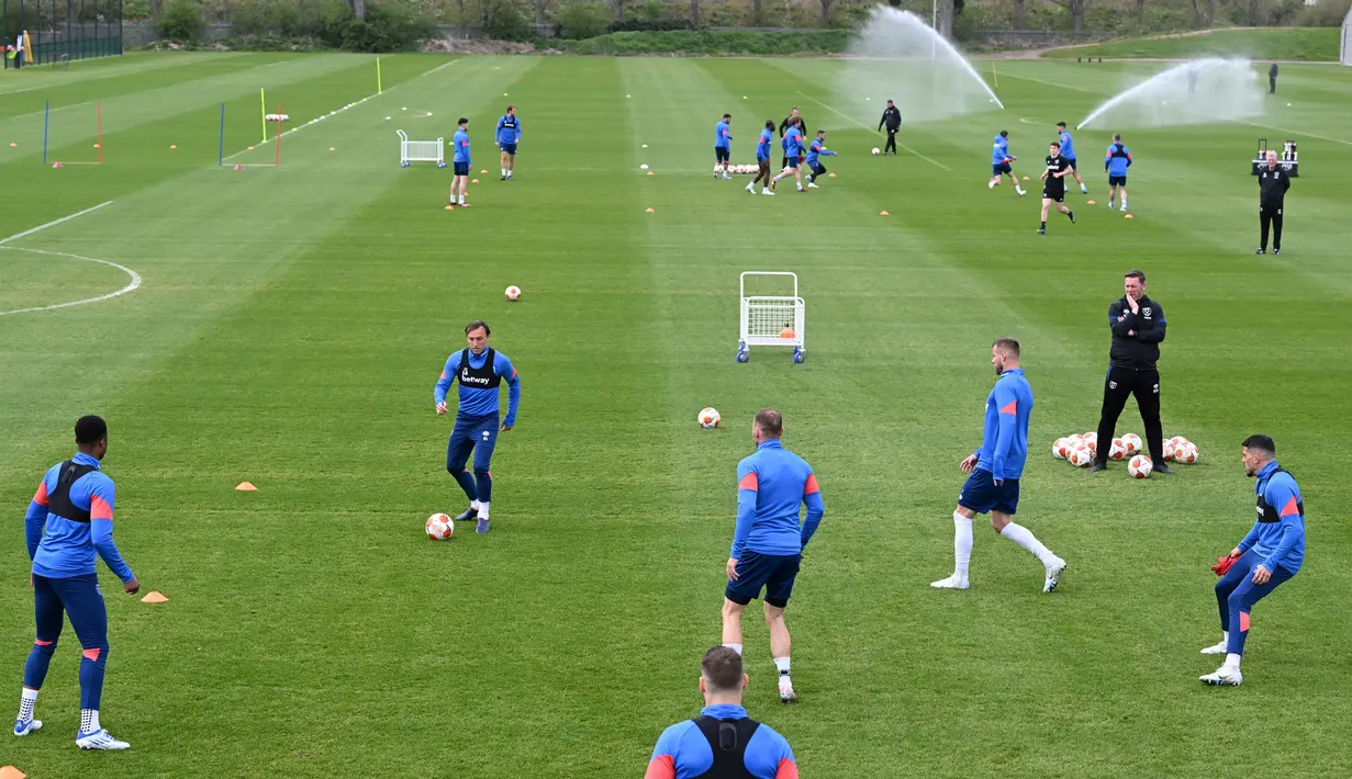 Gelandang West Ham United Mark Noble (kedua kiri) menghadiri sesi latihan di tempat latihan West Ham United di London timur, Rabu (13/4/2022). West Ham akan bertandang ke markas Lyon pada leg kedua perempat final Liga Europa di Stadion Groupama, Jumat 15 April dini hari WIB. (JUSTIN TALLIS/AFP)