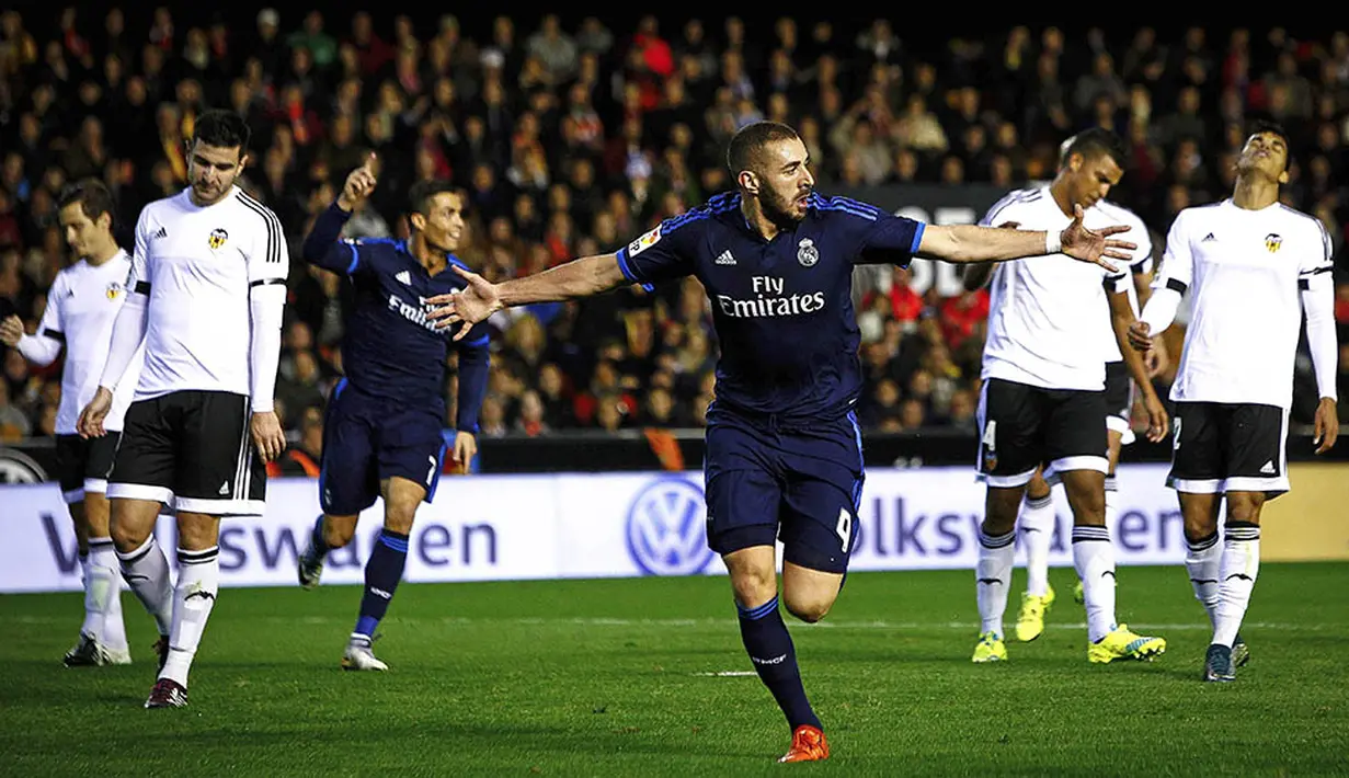 Striker Real Madrid, Karim Benzema, merayakan gol yang dicetaknya ke gawang Valencia pada laga La Liga Spanyol di Stadion Mestalla, Spanyol, Senin (4/1/2016). Kedua tim bermain imbang 2-2. (EPA/Biel Alino)