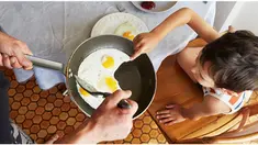  Setiap orangtua pasti ingin memberikan yang terbaik bagi buah hati termasuk menu sarapan. Nah, menurut riset terbaru telur merupakan menu sarapan yang baik karena ada beberapa alasan di baliknya. 