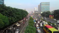 Lalu lintas Ibukota Jakarta dan sekitarnya terlihat padat sejak pagi. Kondisi ini juga diwarnai sejumlah insiden kecelakaan.