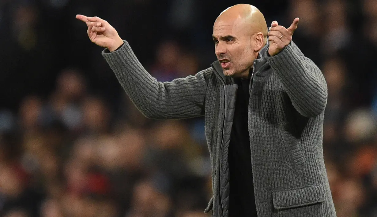Pelatih Manchester City, Pep Guardiola memberi instruksi ke pemainnya saat bertanding melawan Shakhtar Donetsk selama pertandingan grup F Liga Champions di stadion Etihad, Inggris (7/11). City menang 6-0 atas Shakhtar Donetsk. (AFP Photo/Oli Scarff)