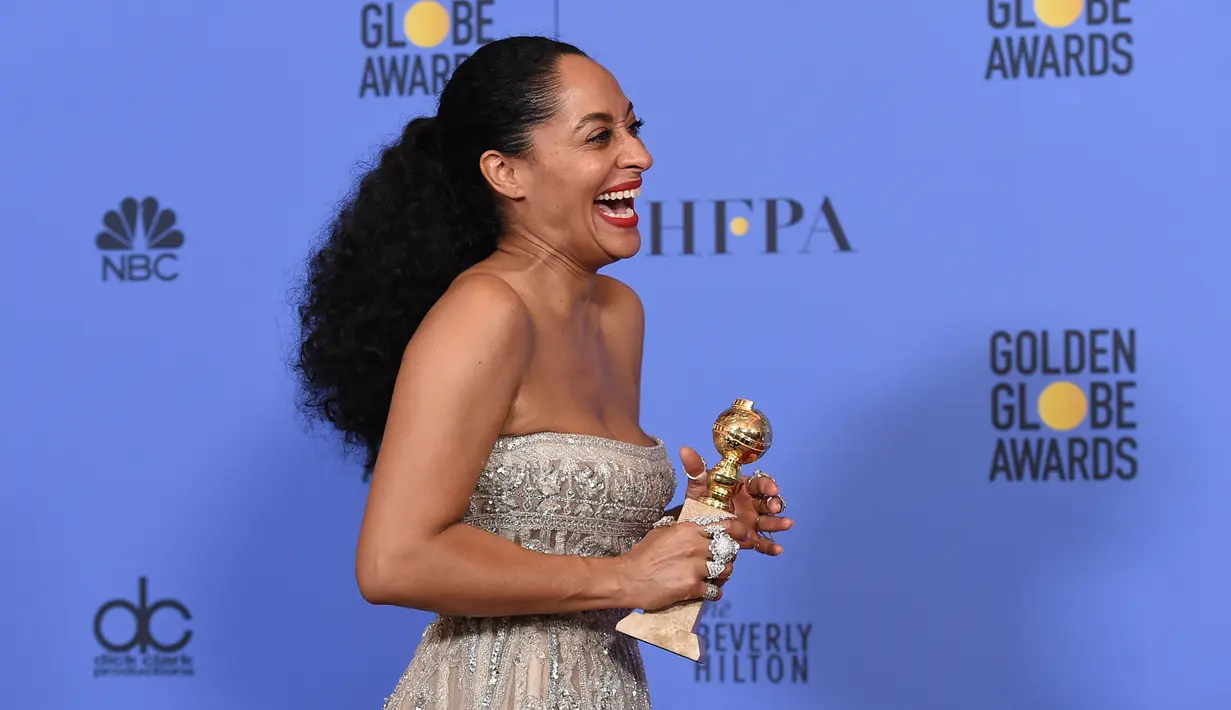 Senyum bahagia Tracee Ellis Ross di perhelatan Golden Globe di California, Minggu (8/1). Tracee Ellis Ross berhasil memenangkan piala untuk kategori Best Performance by an Actress in a Television Series - Musical or Comedy. (Jordan Strauss/Invision/AP)