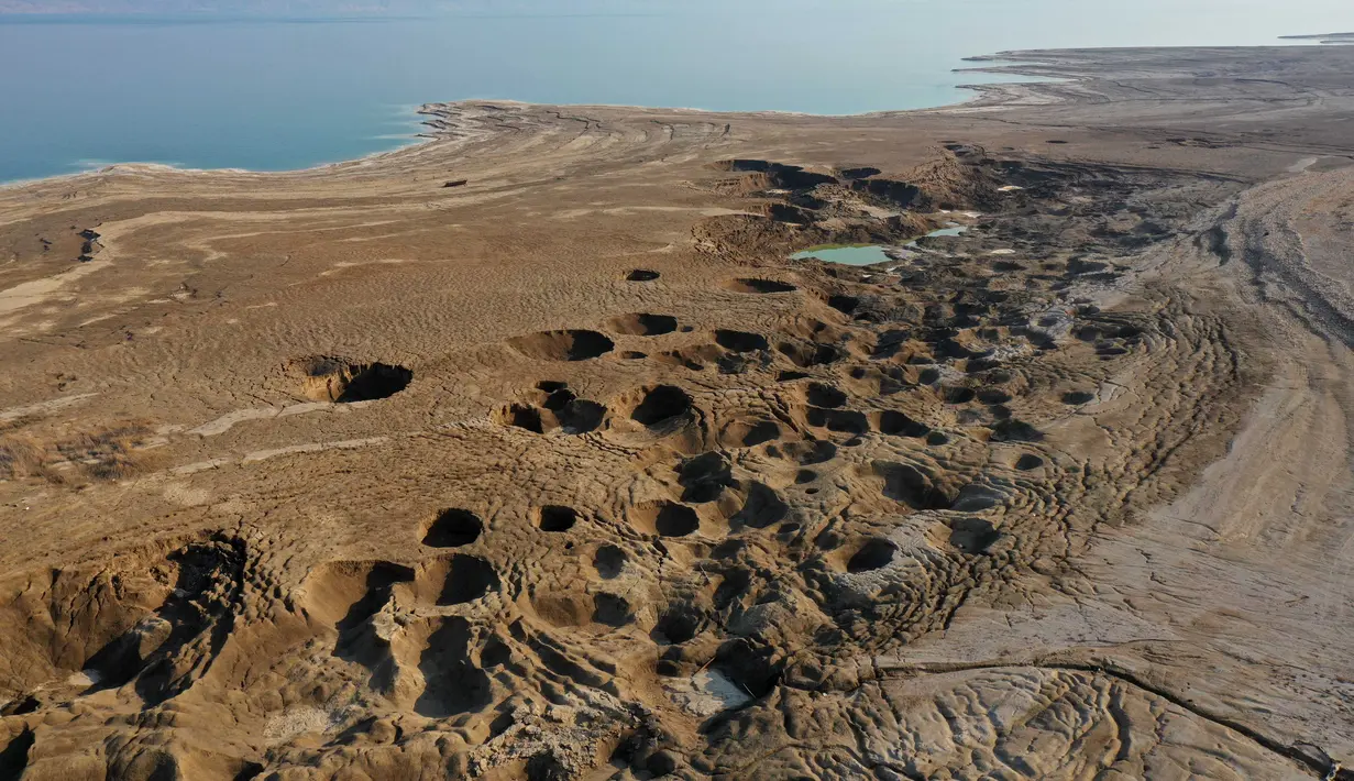 Lubang runtuhan (sinkhole) terlihat di pesisir Laut Mati dekat pantai Ein Gedi  (28/11/2020). Saat Laut Mati menyusut dan permukaan airnya menurun, ratusan sinkhole menelan tanah tempat garis pantai sebelumnya berada. (Xinhua/Gil Cohen Magen)