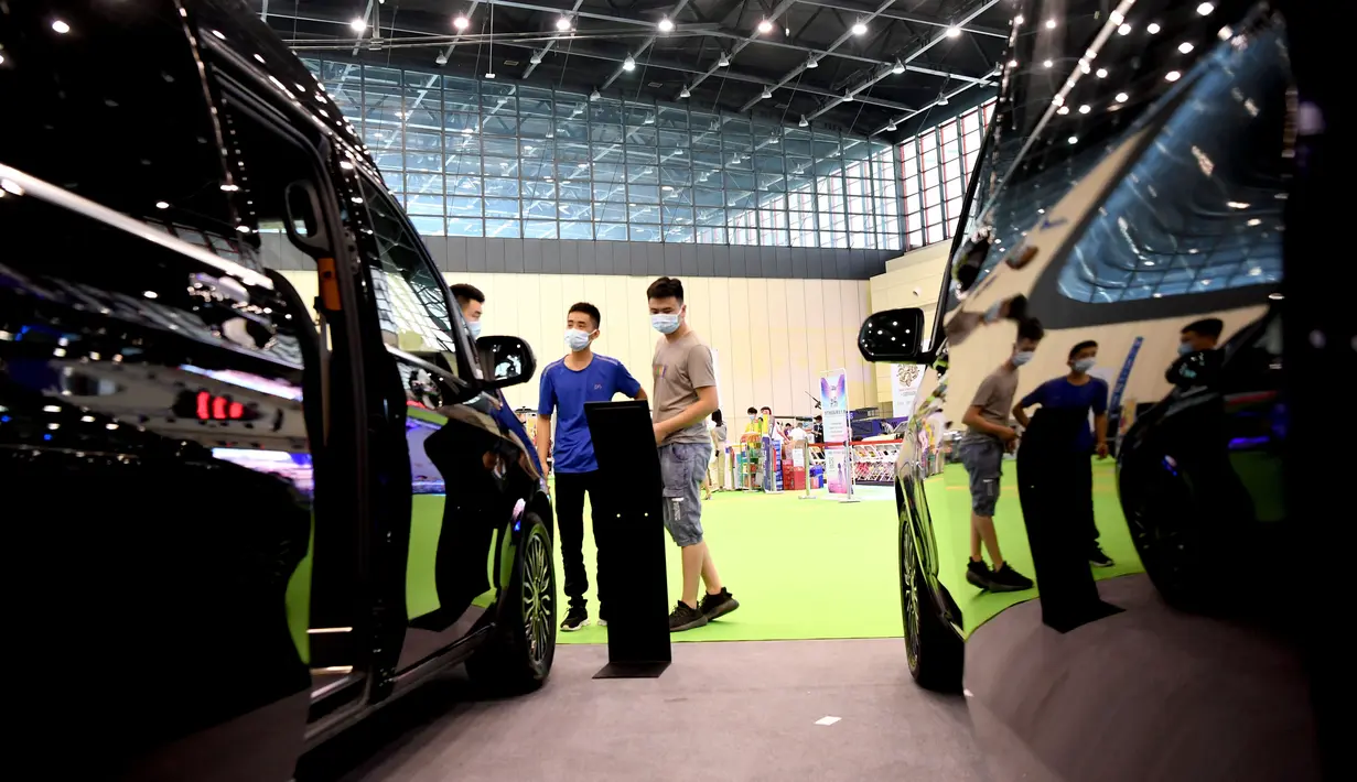 Pengunjung melihat-lihat mobil dalam Pameran Otomotif Internasional China Tengah ke-9 di Zhengzhou, Ibu Kota Provinsi Henan, China tengah, Jumat (12/6/2020). Lebih dari 70 merek mobil dari China dan luar negeri berpartisipasi dalam pameran tersebut. (Xinhua/Zhu Xiang)
