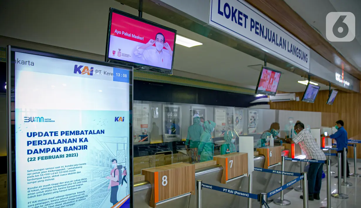 Calon penumpang melakukan pembatalan perjalanan kereta api di Stasiun Pasar Senen di Jakarta, Senin (22/2/2021). PT KAI Daop 1 Jakarta membatalkan perjalanan Kereta Api Jarak Jauh pada keberangkatan Stasiun Gambir sebanyak delapan kereta api. (Liputan6.com/Faizal Fanani)