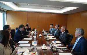 Menteri Koordinator Bidang Perekonomian Airlangga Hartarto melakukan kunjungan kerja ke Korea Selatan, bertemu dengan CEO Hyundai Motor Group Euisun Chung. (dok: humas)