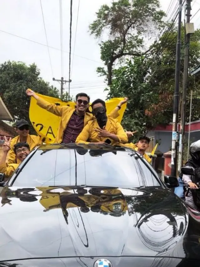 Demo mahasiswa yang dilakukan dengan BMW dan membuka sunroof viral di dunia maya. (Foto: Liputan6.com/tangkapan layar Twit @ZackyMochammed_/Muhamad Ridlo)