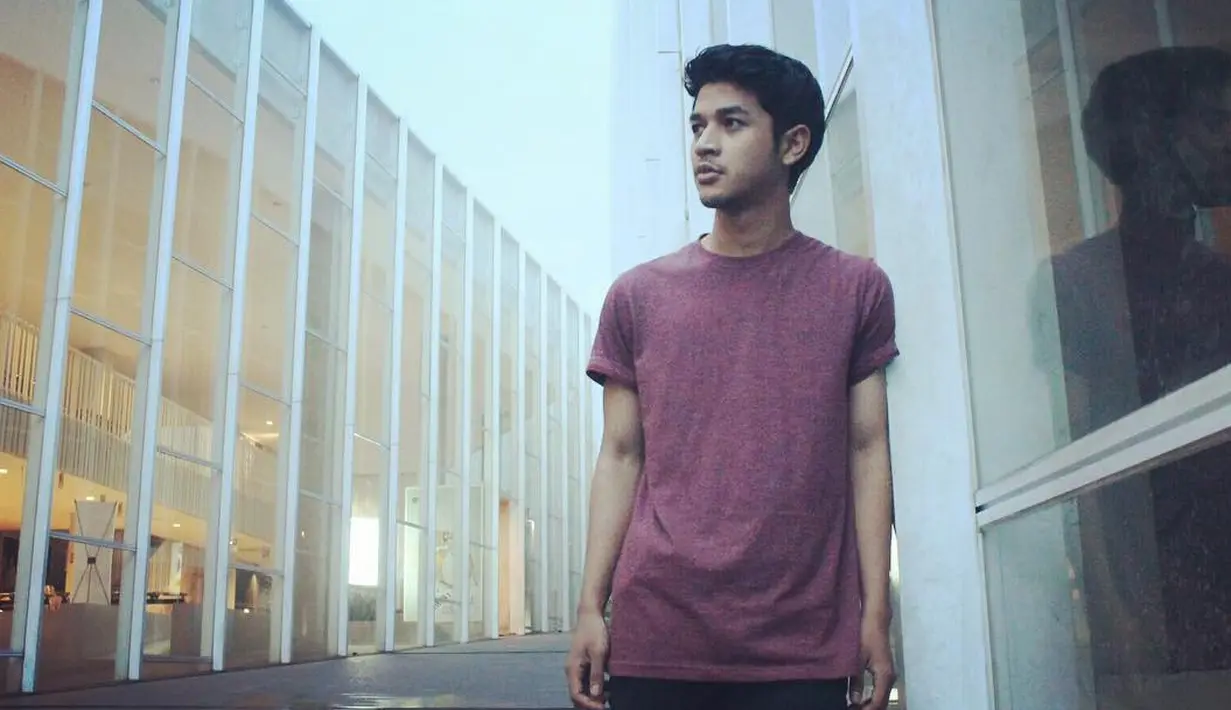 Debo Andryos menjadi laki-laki puitis di film Rentang Kisah (Foto: instagram.com/deboys13)