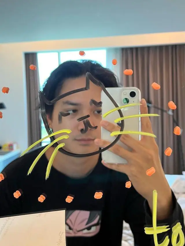 Potret Baskara dengan cermin berlukisan kucing (Instagram/@baskaramahendra)