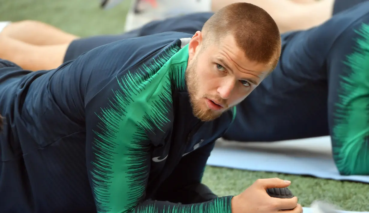 Bek Tottenham Hotspur, Eric Dier, saat sesi latihan jelang laga semifinal Liga Champions di Stadion Johan Cruyff, Rabu (8/5). Tottenham Hotspur akan menghadapi Ajax Amsterdam. (AFP/Emmanuel Dunand)