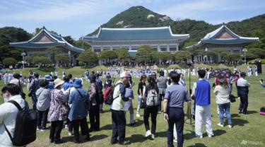 Orang-orang mengunjungi Gedung Biru, bekas istana kepresidenan di Korea Selatan pada 10 Mei 2022. (Foto: AP/Ahn Young-joon)