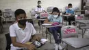 Para siswa menjaga jarak saat sekolah tatap muka di Sekolah Menengah Teknik Industri Nomor 26 di Veracruz, Meksiko, Senin (30/8/2021). Jutaan anak Meksiko menjalani tahun ajaran baru dengan sekolah tatap muka saat pandemi COVID-19. (AP Photo/Felix Marquez)