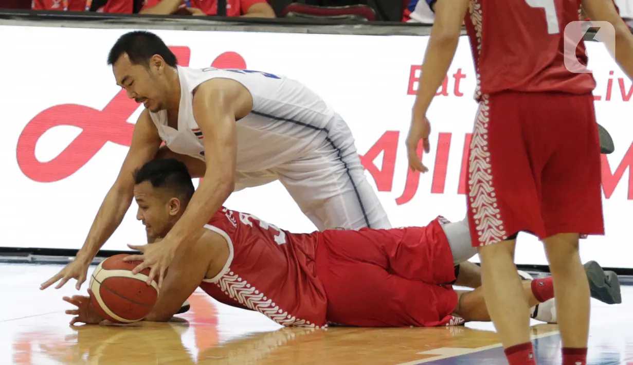 Pebasket Indonesia, Kaleb Ramot, saat melawan Thailand pada SEA Games 2019 di Mall Of Asia Arena, Manila, Filipina, Rabu (4/12/2019). Indonesia kalah 76-98 dari Thailand. (Bola.com/M Iqbal Ichsan)
