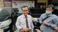 kuasa hukum Security Officer Arema FC Suko Sutrisno, Agus Salim Ghozali, saat di Polda Jatim. (Dian Kurniawan/Liputan6.com)