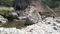 Air terjun atau curug green canyon di Ciomas, Bogor, Jawa Barat kering akibat kemarau 2019. (Achmad Sudarno/Liputan6.com)