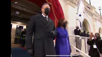 Kamala Harris dan suami, Douglas Emhoff bersiap masuk ke area pelantikan dan penambilan sumpah jabatan di Gedung Capitol Hill, AS. (Live Streaming VOA)