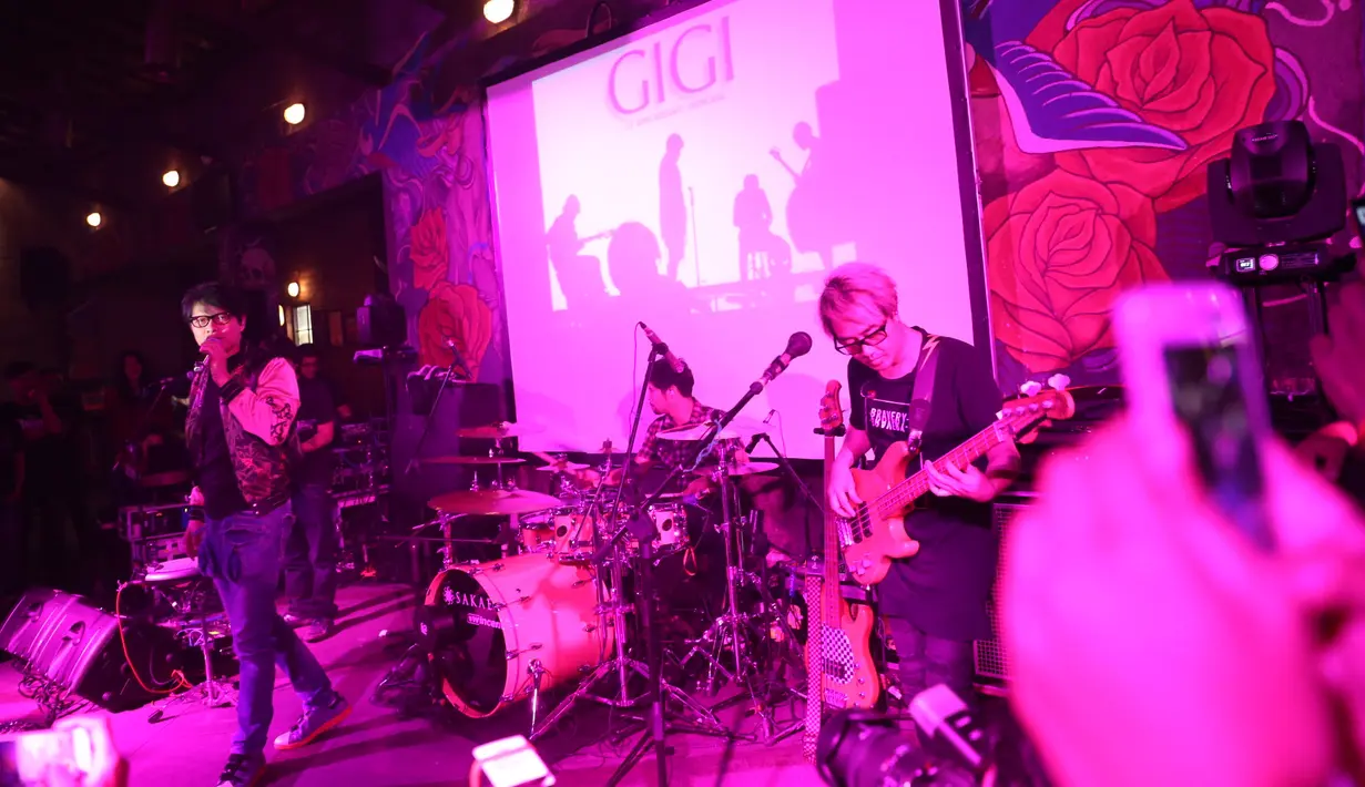 "Mungkin tahun kemarin pada tahu GIGI pindah manajemen tahun ini kita mempertegas lagi kalau namanya Rumah Cinta Gigi Kita kita berempat sepakat ada pembaruan dalam manajemen," tandas Hendy, drummer GIGI. (Nurwahyunan/Bintang.com)