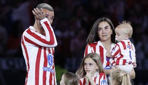 Momen emosional mewarnai perpisahan Antoine Griezmann dengan Atletico Madrid yang berlangsung pada Minggu (17/05/2026) malam waktu setempat. (AFP/Oscar Del Pozo)