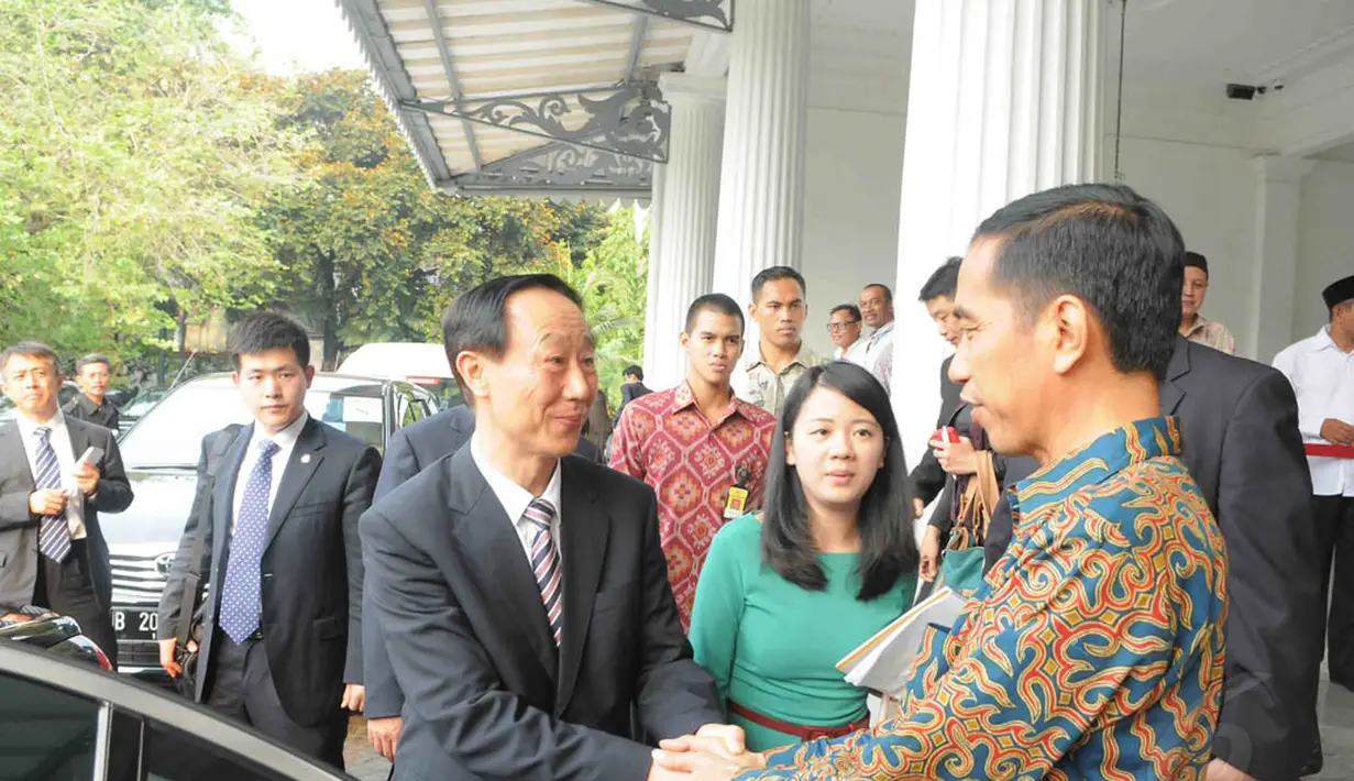 Utusan Pemerintah Republik Rakyat Tiongkok, Wang Jiarui berpamitan usai melakukan pertemuan tertutup sekitar dua jam di Balaikota DKI Jakarta, (15/9/14). (Liputan6.com/Herman Zakharia)
