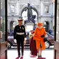 Ratu Inggris Elizabeth II tiba untuk berkunjung ke Royal Academy of Arts di London (20/3). Sebelumnya Royal Academy of Arts direnovasi menyambut ulang tahun ke 250 tahun akademi tersebut. (AP Photo / Alastair Grant, Pool)