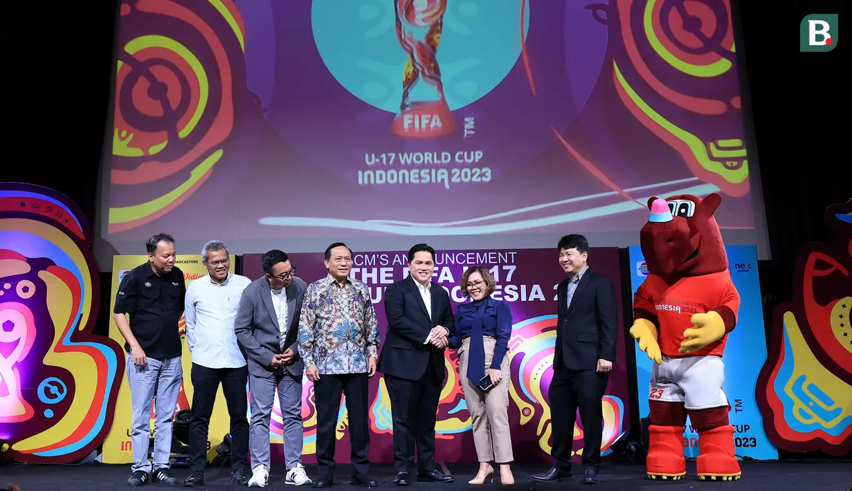 <p>Ketua umum PSSI, Erick Thohir (tengah) bersama petinggi SCM foto bersama setelah konferensi pers pengumuman SCM sebagai pemegang hak siar Piala Dunia U-17 2023, Selasa (3/10/2023) di SCTV Tower, Jakarta. (Bola.com/Muhammad Iqbal Ichsan)</p>