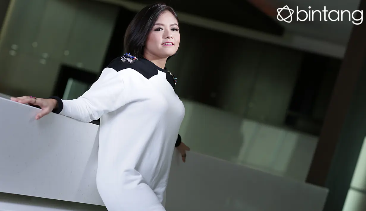 Jika lagu T2 punya kesan yang ABG, di album solonya yang berjudul ‘Lebih Baik’ Tika tampil lebih dewasa. (Febio Hernanto/Bintang.com)