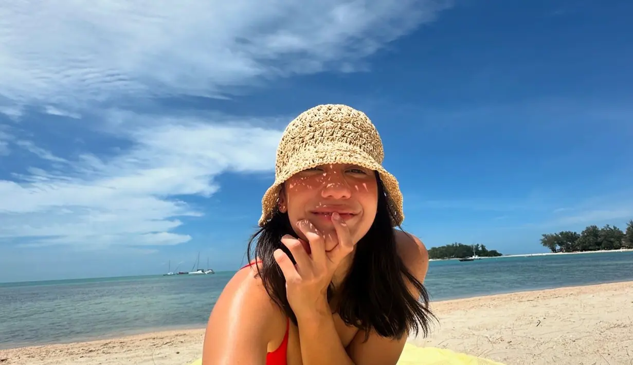 Enggak lupa, karena suasana pantai yang cukup sepi dan nyaman. Pevita terlihat berjemur di bawah terik sinar matahari. Banyak netizen pun memberikan berbagai tanggapan dengan potret yang diunggahnya tersebut di media sosial Instagram pribadinya. (Liputan6.com/IG/@pevpearce)