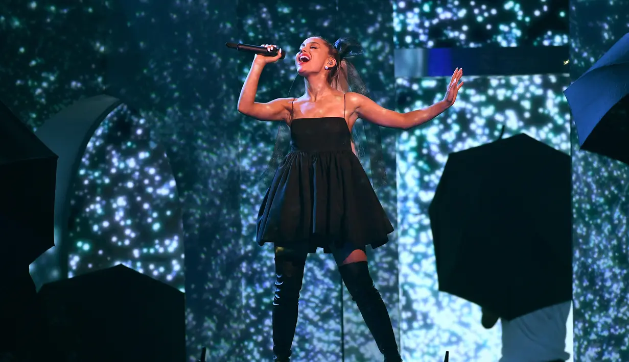 Jika kamu menonton, pasti kamu memerhatikan bahwa kalung Ariana Grande tiba-tiba menghilang. (KEVIN WINTER / GETTY IMAGES NORTH AMERICA / AFP)