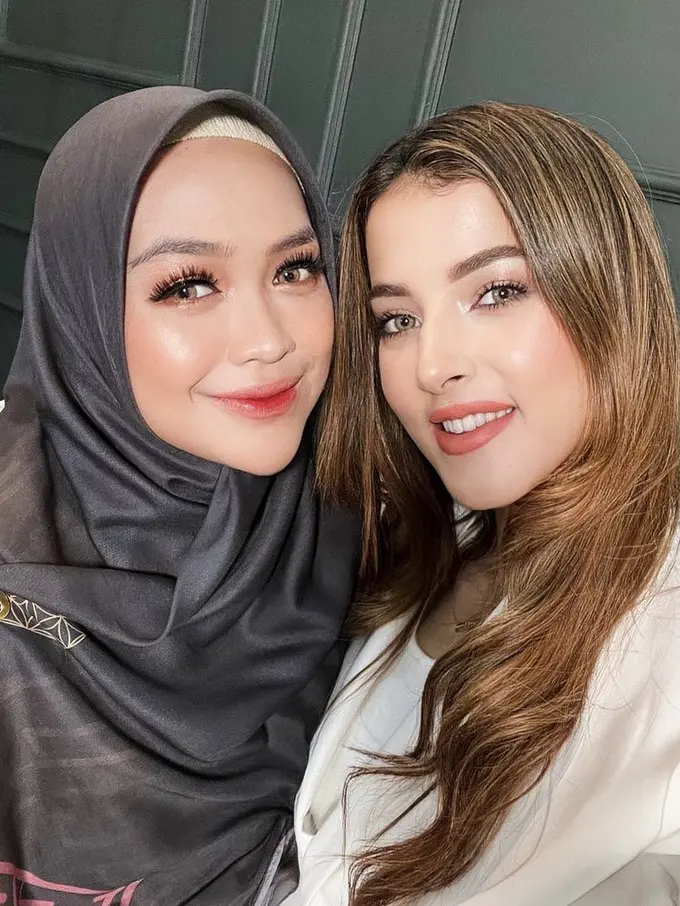 Tasya Farasya Ubah Wajah Ria Ricis dengan Gaya Makeup Korean Look