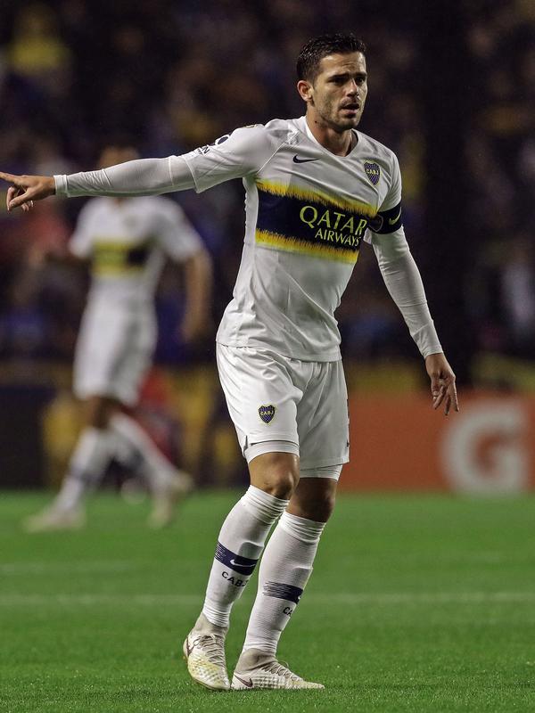 Fernando Gago yang memperkuat Boca Juniors saat bertanding melawan Colon di stadion La Bombonera, di Buenos Aires, pada 30 September 2018. Mantan pemain Real Madrid dan Boca Juniors, Fernando Gago, mengakhiri karier bermainnya setelah mengalami serangkaian cedera yang serius. (GABRIEL BOUYS/AFP)