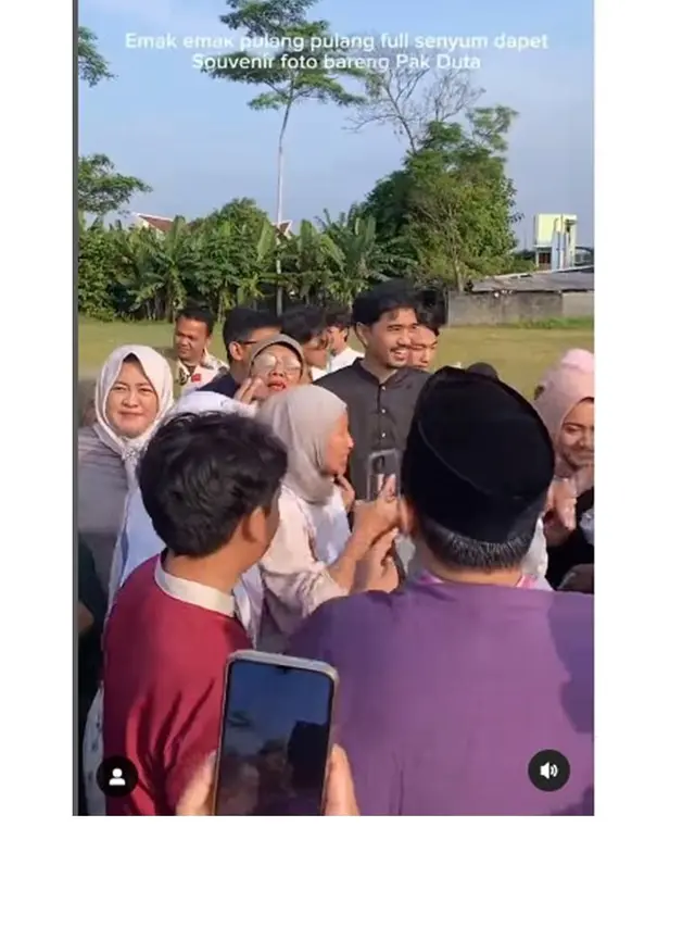 6 Momen Duta Sheila On 7 Diserbu Emak-Emak Usai Sholat Idul Adha, Ramah Sapa Fans