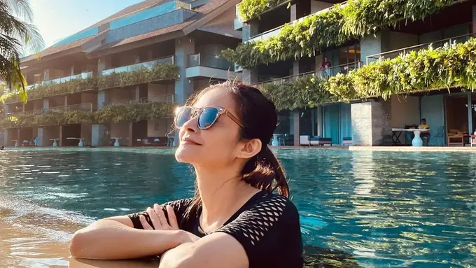 Potret Cut Tari Lepas Penat dengan Berenang, Bikin Adem Lihatnya