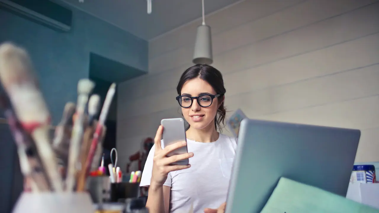 Perempuan kini semakin mendominasi sektor e-commerce.