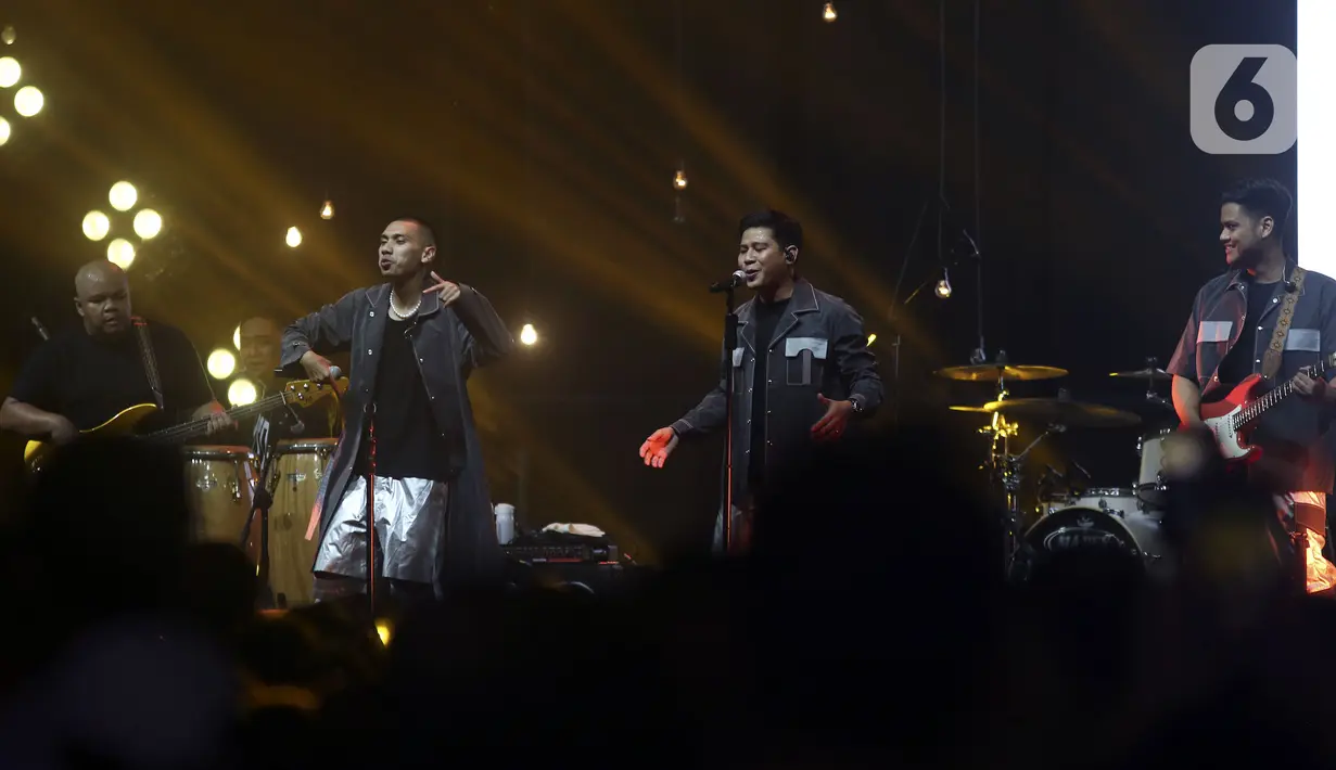 Grup musik RAN tampil pada hari pertama BNI Java Jazz Festival 2022 di JIExpo Kemayoran, Jakarta, Jumat (27/5/2022). Perhelatan musik BNI Java Jazz Festival 2022 digelar pada 27-29 Mei dengan menampilkan musisi-musisi dari dalam dan luar negeri. (Liputan6.com/Johan Tallo)