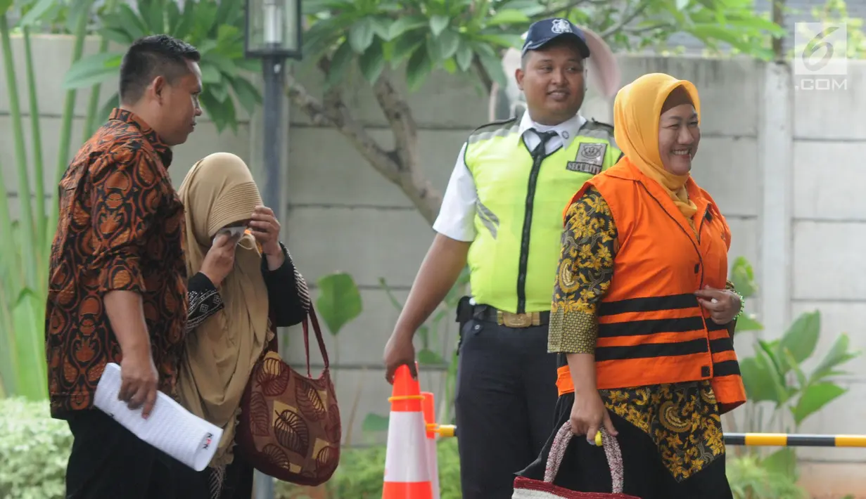 Tersangka Anggota DPRD Kota Malang Asia Iriani (kanan) dan Een Ambarsari (dua kiri) tiba di Gedung KPK, Jakarta, Rabu (21/11). Keduanya akan menjalani pemeriksaan lanjutan terkait suap pembahasan APBD-P Pemkot Malang TA 2015. (Merdeka.com/Dwi Narwoko)