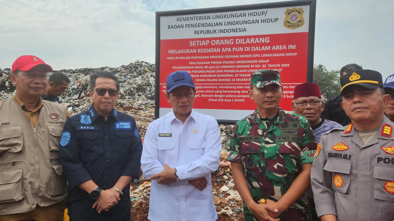 KLH menyegel TPA liar Limo yang melakukan pembakaran sampah dan menyebabkan polusi udara di wilayah Limo, Depok.