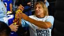 Mantan pesepak bola Argentina, Claudio Caniggia memberikan tanda tangan untuk fans dalam laga bertajuk Legends Soccer Match untuk merayakan ulang tahun Diego Maradona di American Dream Mall, East Rutherford, New Jersey, pada 30 Oktober 2025. (AFP/Kena Betancur)