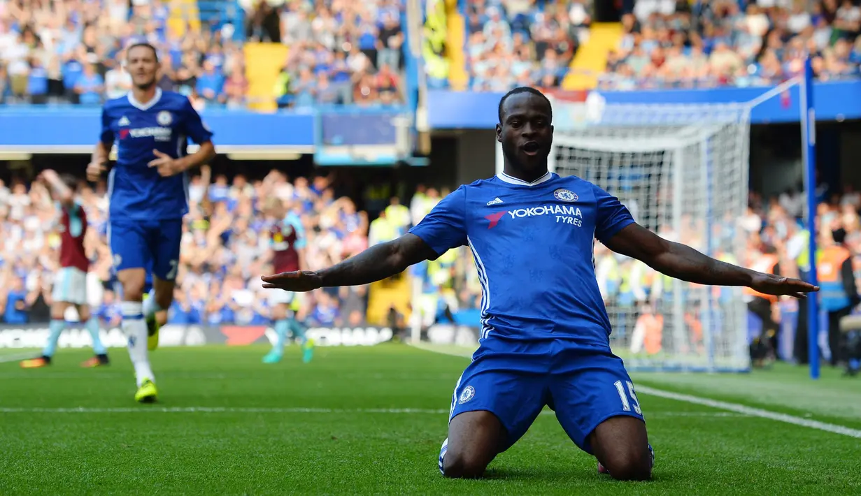 Victor Moses mencetak satu gol untuk timnya Chelsea saat berjumpa Burnley pada laga pekan ke-3 liga Inggris di Stamford Bridge, London (27/8/2016). (AFP/Glyn Kirk)