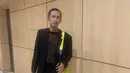 Aming dengan OOTD serba hitamnya. Ia mengenakan inner jaring, ditumpuk mengenakan blazer dan celana panjang, serta alas kaki yang semuanya berwarna hitam. Ia terlihat menambahkan sentuhan tas kuning sebagai pemanis dari keseluruhan penampilannya. [Foto: Instagram/amingisback]
